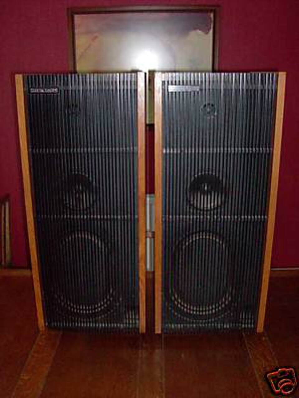 Enceinte Cambridge Audio R40 à ligne de transmission