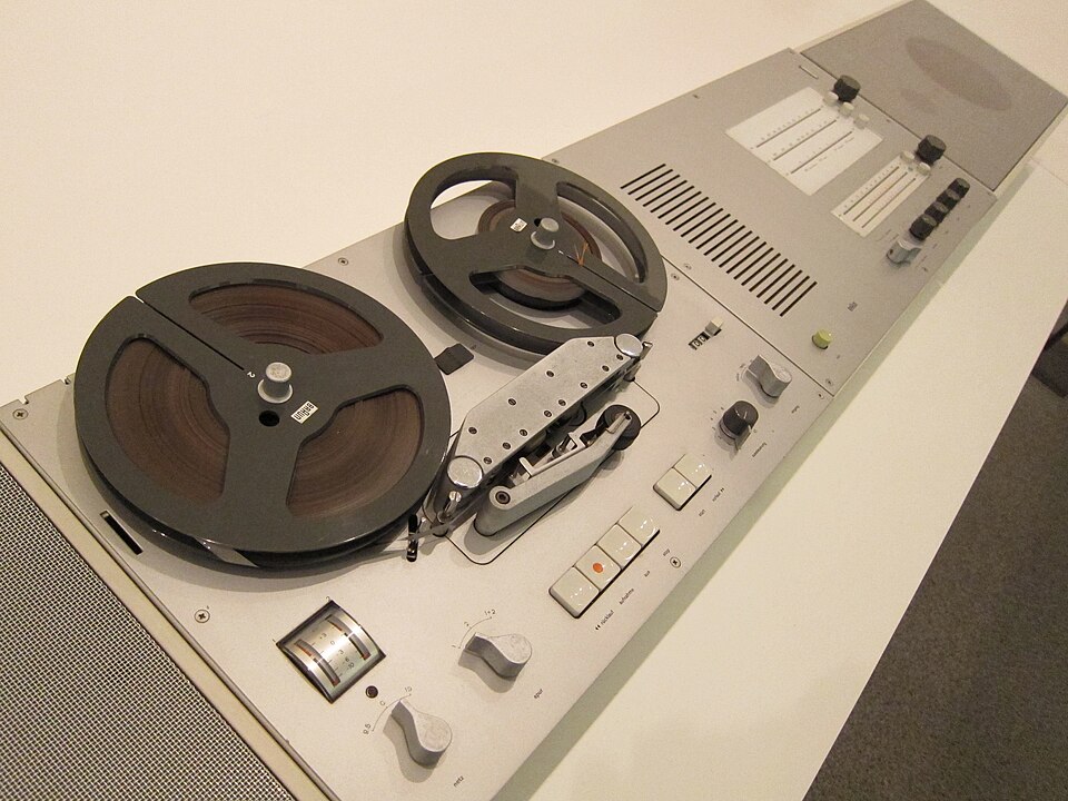 Magnétophone à bandes Braun exposé à la Pinakothek der Moderne, Munich