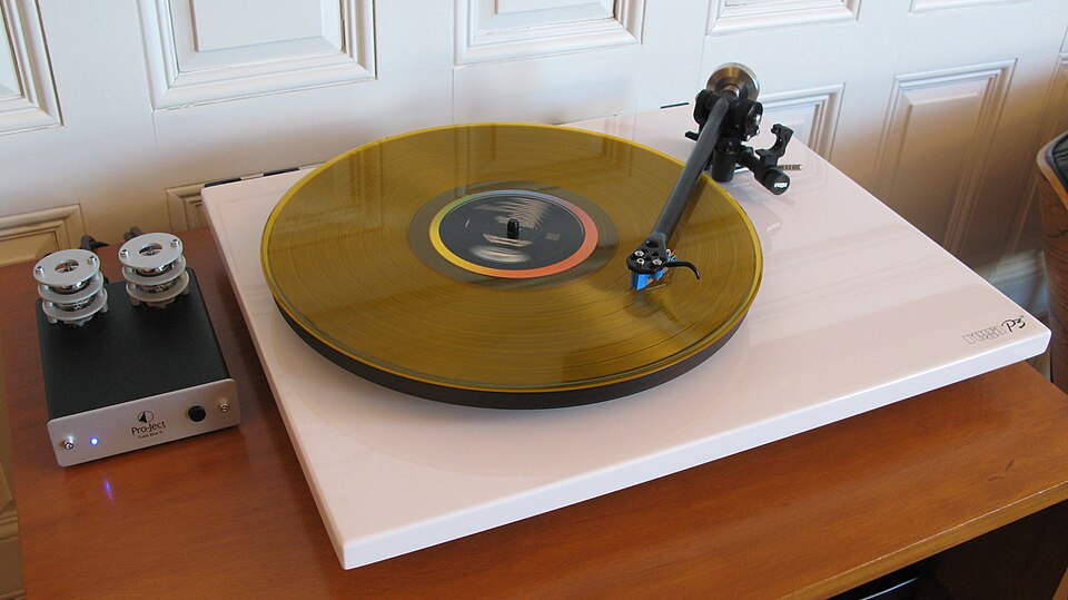 Platine Rega P3 associée à un préampli phono Pro-Ject Tube Box II